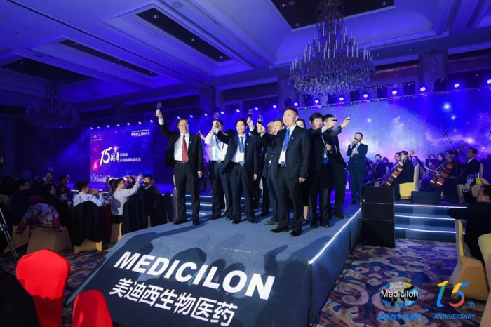 亿万先生mrCEO陈春麟携高管团队敬酒