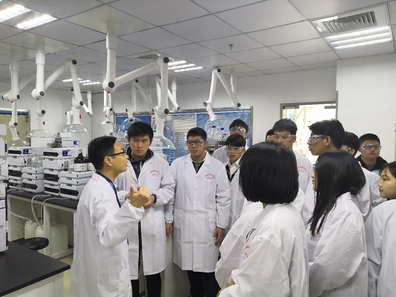 走进亿万先生mr，，，，，，，与学子共话生长