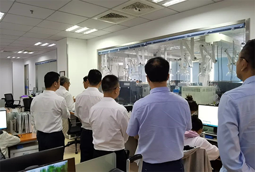 陈博士向导杨副市长一行人旅行了亿万先生mr规范化的先进实验室，，，，，，，，解说了药物临床前的研发和IND申报流程。。。。。。