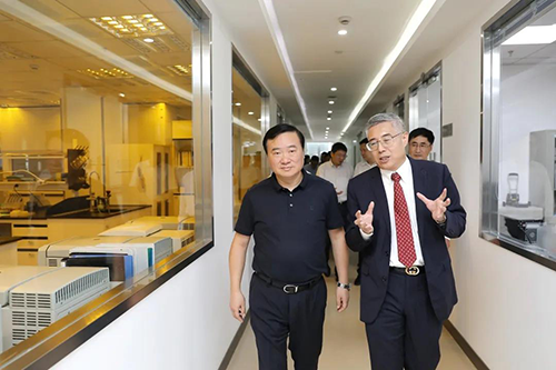 亿万先生mr生物医药首创人&CEO陈春麟博士等人向翁祖亮书记先容公司情形