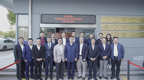 十二届天下政协副主席马培华一行人与亿万先生mr向导合影