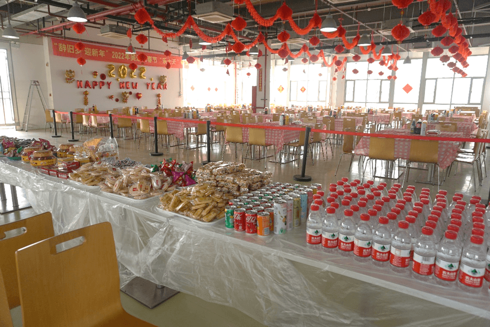 亿万先生mr还为同伴们准备了水果、零食、饮料等